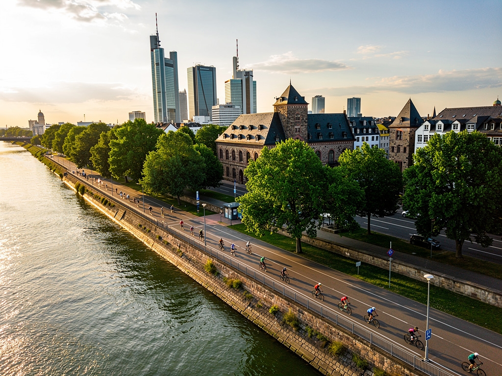 Radwege und Stadtbild Frankfurt aus der Vogelperspektive